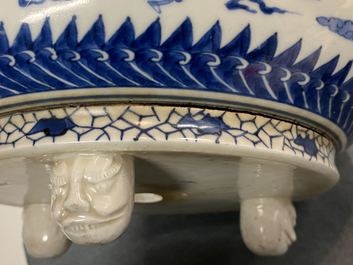 Een Japanse driepotige blauw-witte Arita wierookbrander, Edo, 17e eeuw